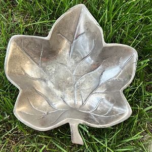 Vintage Autumn Decor 🍁 Metal Maple Leaf Dish Home Accent Centerpiece Bowl